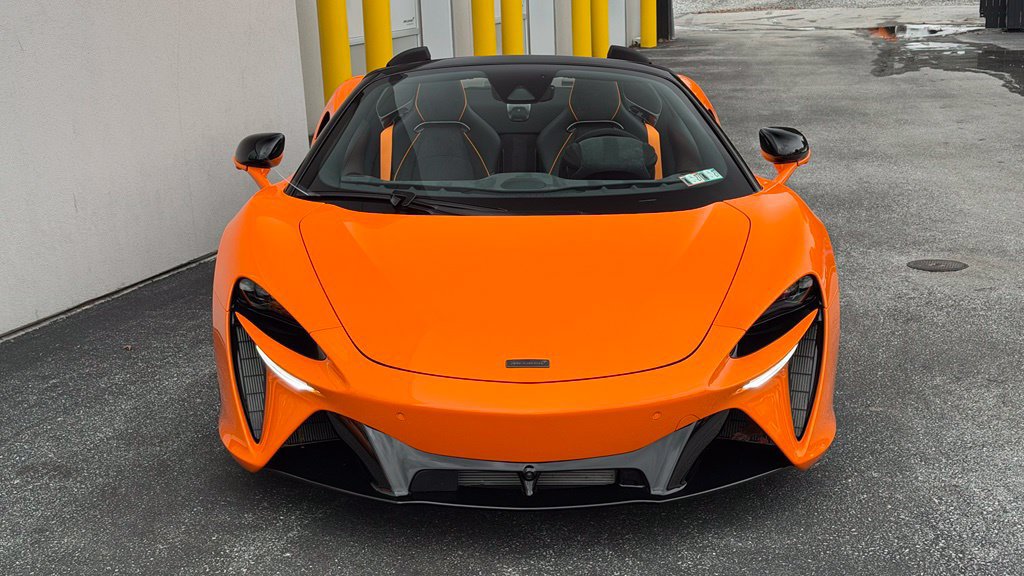 Used 2025 McLaren Artura Spider RWD image 2