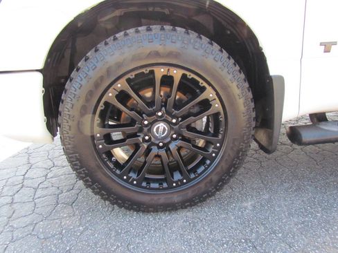 Used 2018 Nissan Titan SV w/ SV Convenience Package image 25