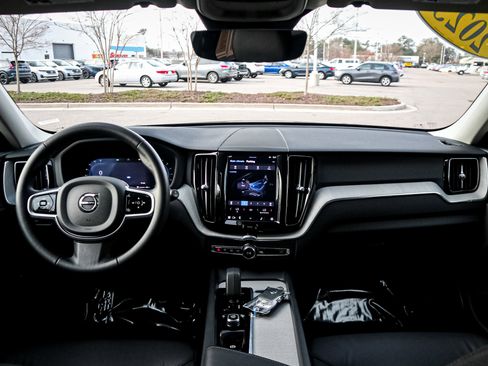 Used 2025 Volvo XC60 B5 Plus image 29