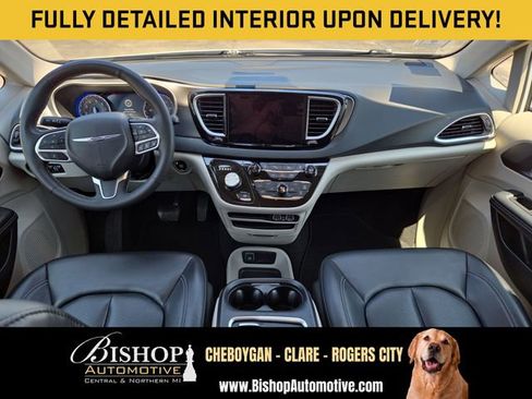 Used 2023 Chrysler Pacifica Touring-L FWD image 3