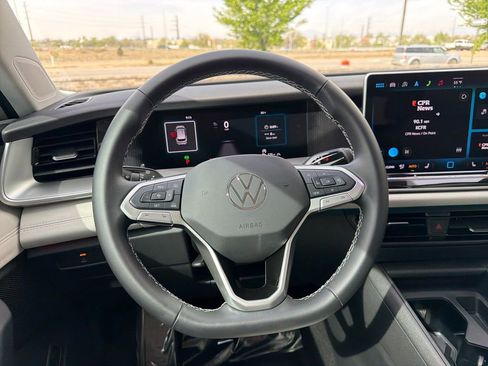 Certified 2025 Volkswagen Tiguan SE image 17