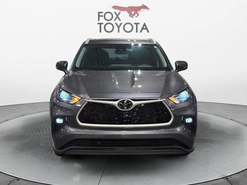 Used 2024 Toyota Highlander XLE FWD image 9