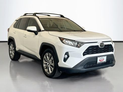 Used 2020 Toyota RAV4 XLE Premium FWD image 3