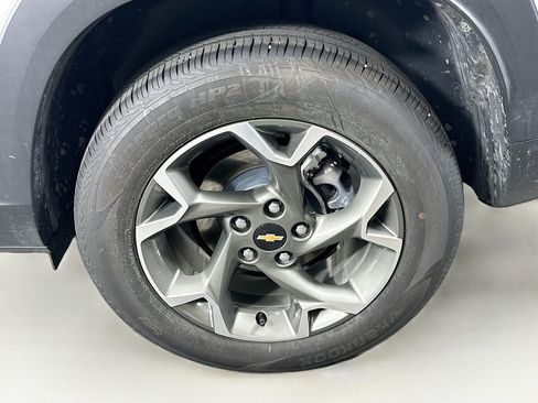 Used 2025 Chevrolet Trax LT w/ LT Convenience Package FWD image 11