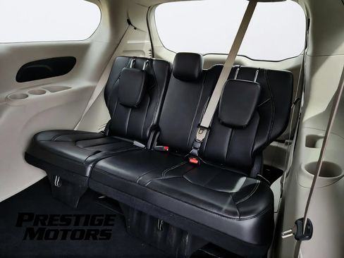 Used 2024 Chrysler Pacifica Touring-L FWD image 27