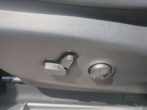 Used 2026 Chrysler Voyager LX FWD image 10