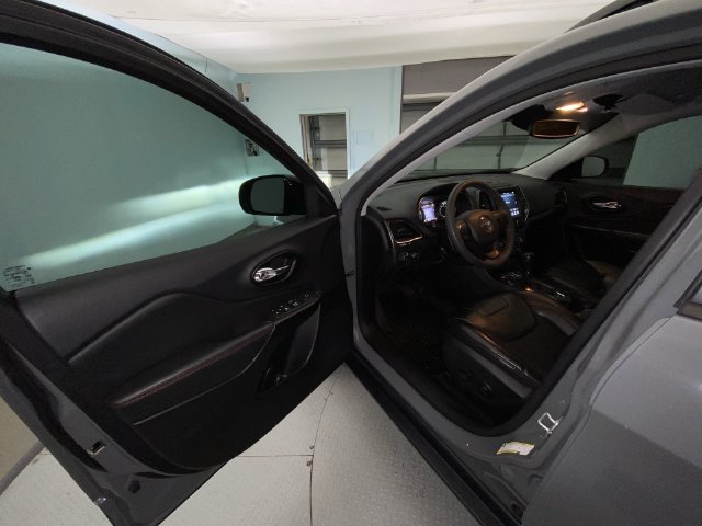 Used 2022 Jeep Cherokee Trailhawk AWD/4WD image 11
