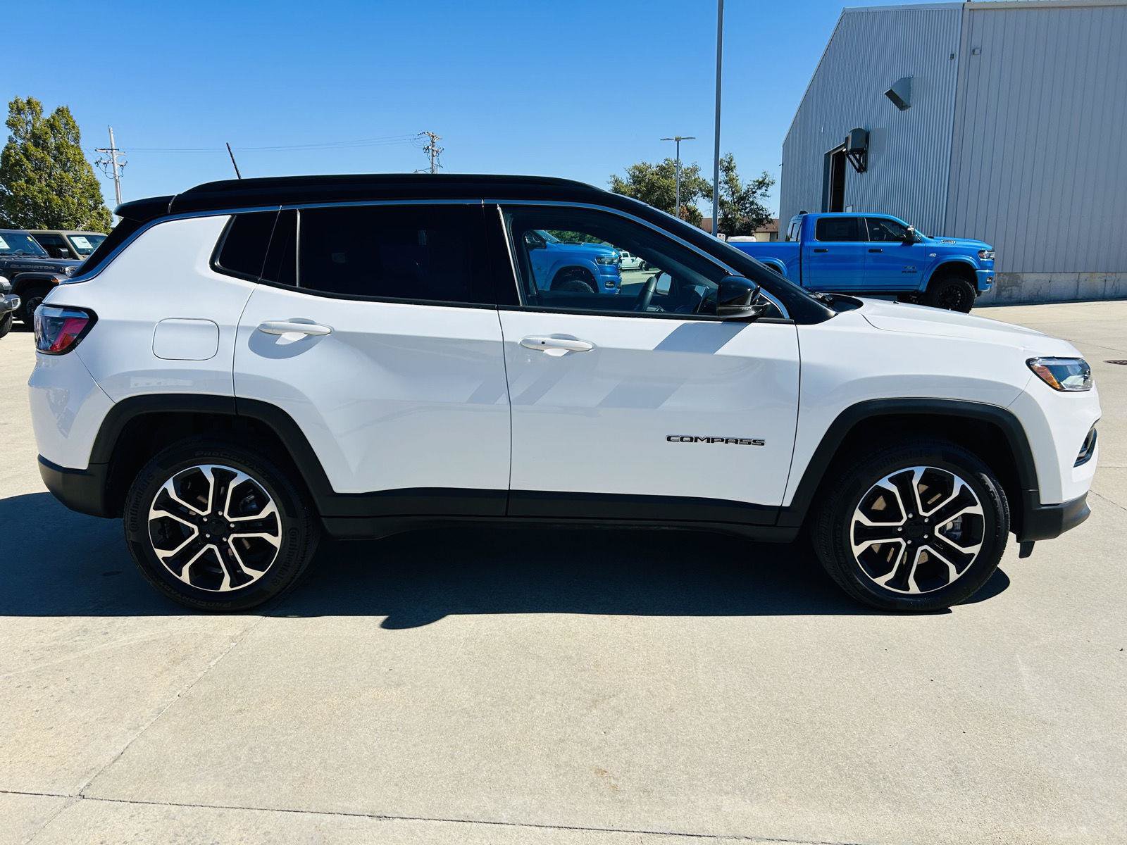 Used 2023 Jeep Compass Limited w/ Sun and Sound Group AWD/4WD image 39
