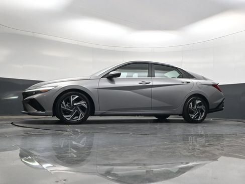 Used 2025 Hyundai Elantra Limited FWD image 32