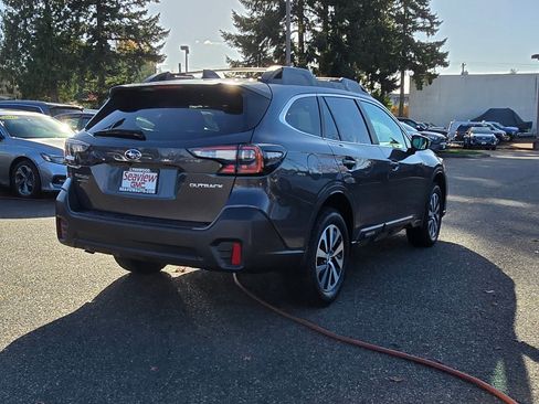 Used 2021 Subaru Outback Premium image 7