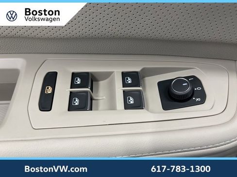 Used 2025 Volkswagen Atlas SE image 31