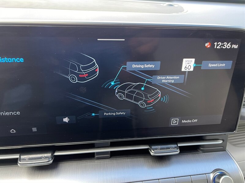 Used 2025 Hyundai Kona SEL AWD/4WD image 38