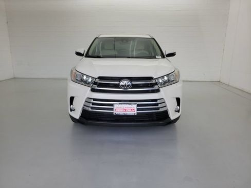 Used 2018 Toyota Highlander Limited FWD image 3