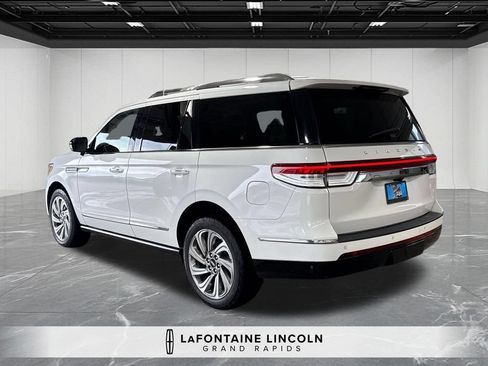 Used 2022 Lincoln Navigator Reserve AWD/4WD image 3