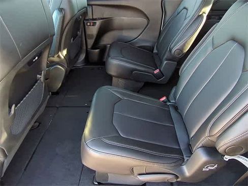 New 2026 Chrysler Pacifica Select image 20