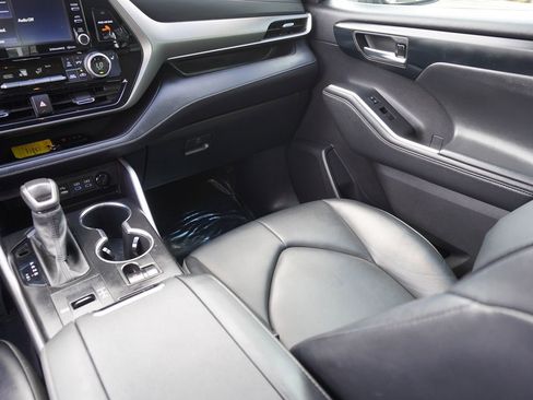 Used 2022 Toyota Highlander XLE image 28