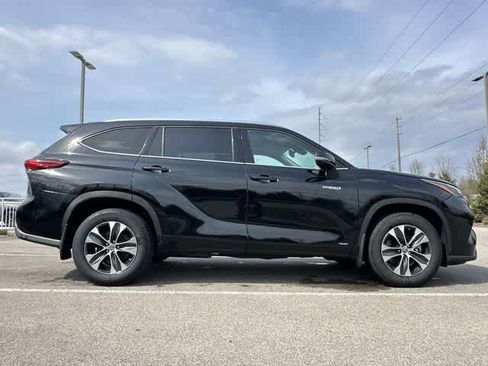 Used 2021 Toyota Highlander XLE image 3