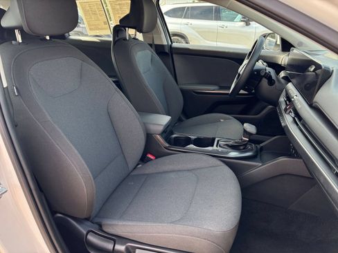 Used 2025 Kia K4 FWD image 36