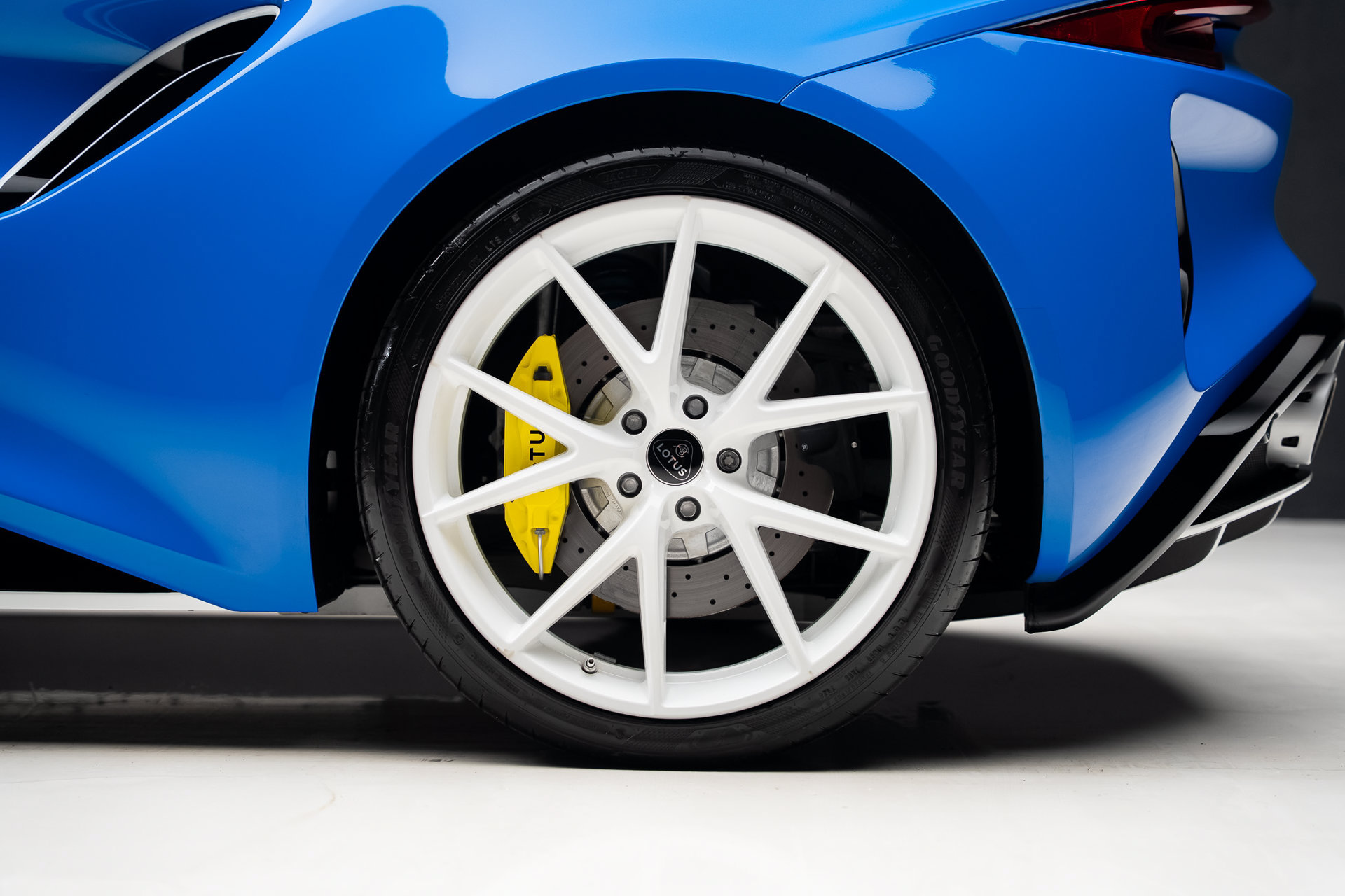 Used 2025 Lotus Emira RWD image 21