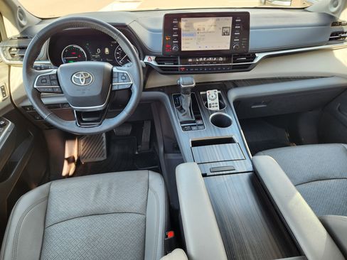Used 2023 Toyota Sienna Limited image 12