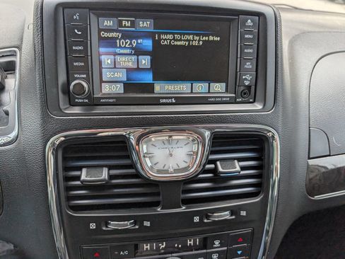 Used 2016 Chrysler Town & Country Touring w/ Driver Convenience Group image 27