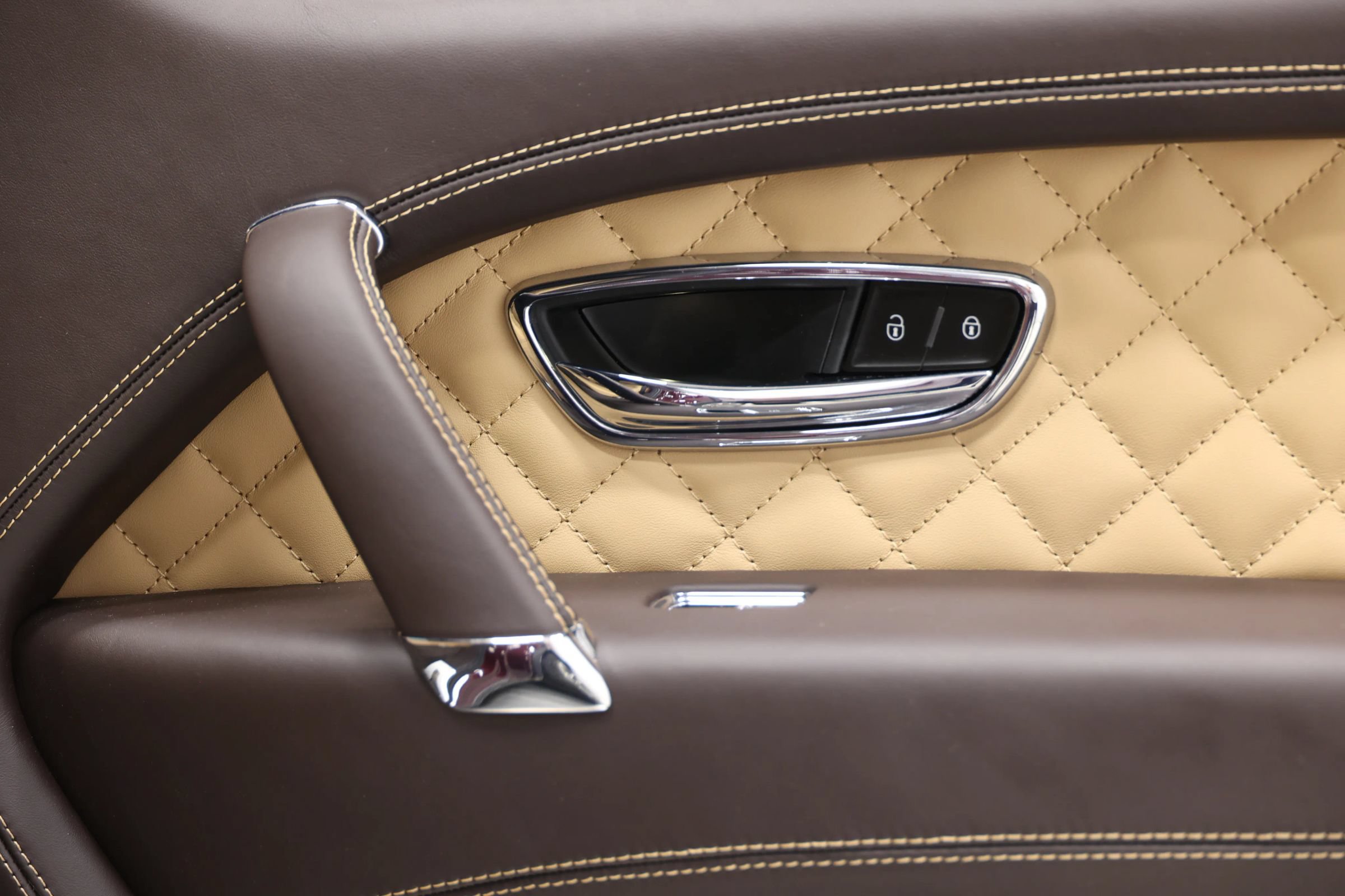 Used 2018 Bentley Bentayga AWD/4WD image 80