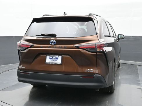 Used 2022 Toyota Sienna XLE image 7