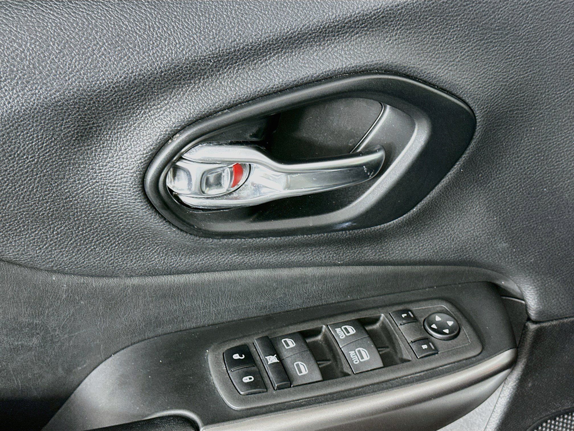 Used 2022 Jeep Cherokee Latitude Lux FWD image 15