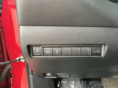 Used 2023 Toyota Venza LE AWD/4WD image 8