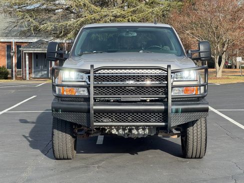 Used 2006 Chevrolet Silverado 2500 LT w/ Heavy-Duty Power Package image 3