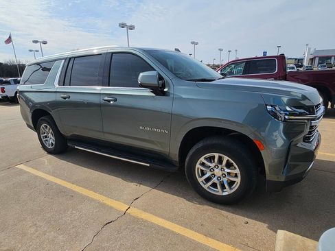 Used 2024 Chevrolet Suburban LT w/ Luxury Package image 8