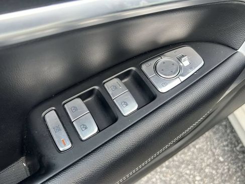 Used 2025 Genesis G70 2.5T RWD image 33