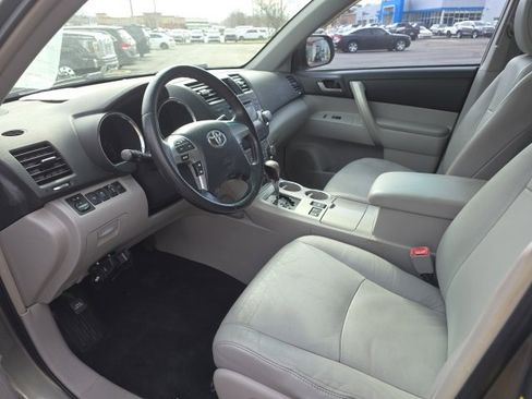 Used 2011 Toyota Highlander SE w/ Tow Pkg image 8