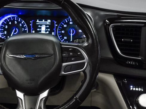 Used 2020 Chrysler Pacifica Touring-L image 22