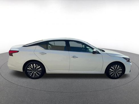 Used 2025 Nissan Altima 2.5 SV FWD image 15