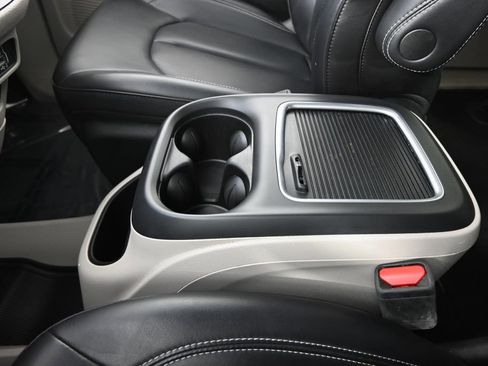 Used 2023 Chrysler Pacifica Touring-L image 31