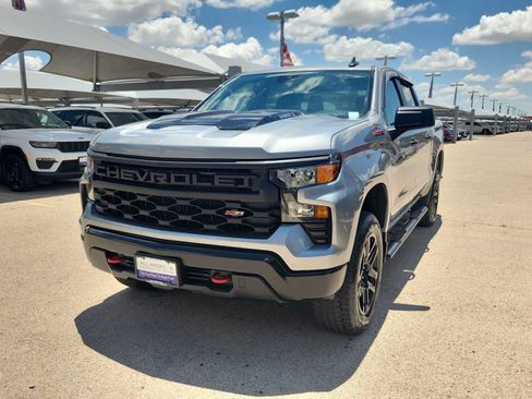 Used 2025 Chevrolet Silverado 1500 Custom Trail Boss w/ LPO, Dark Essentials Package AWD/4WD image 4