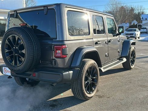 Used 2025 Jeep Wrangler Unlimited Sahara image 8