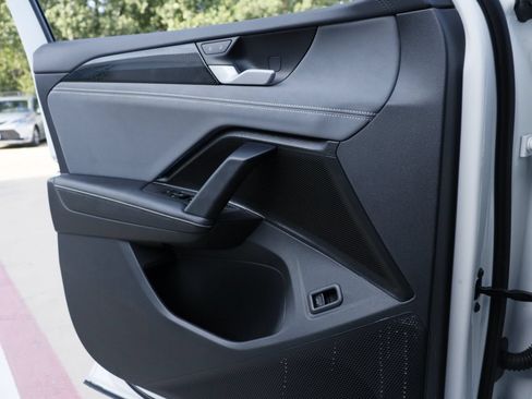Certified 2025 Volkswagen Tiguan SE FWD image 18