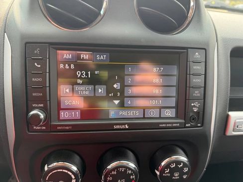 Used 2017 Jeep Compass Latitude FWD image 11