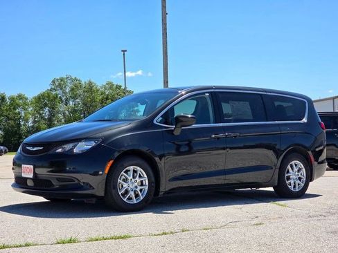 Used 2023 Chrysler Voyager LX FWD image 3