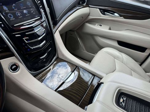 Used 2020 Cadillac Escalade Premium Luxury AWD/4WD image 33