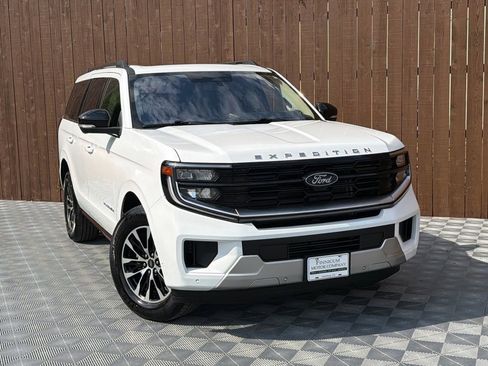Used 2025 Ford Expedition Platinum image 13