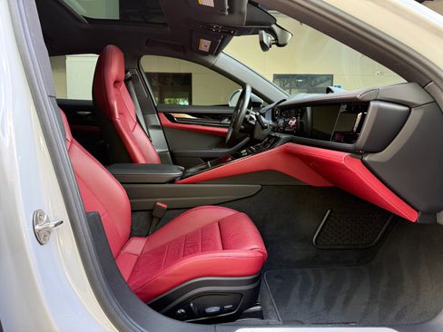 Used 2024 Porsche Panamera image 30