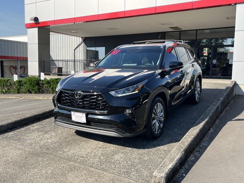 Certified 2024 Toyota Highlander Platinum AWD/4WD image 3