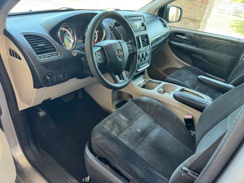 Used 2016 Dodge Grand Caravan SXT FWD image 10
