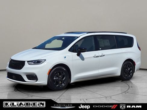 Certified 2024 Chrysler Pacifica Premium FWD image 1
