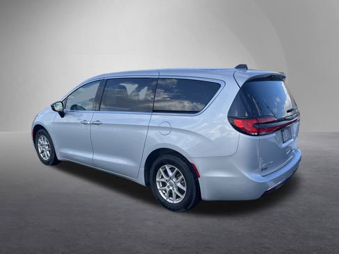 Used 2024 Chrysler Pacifica Touring-L image 6