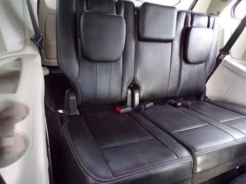 Used 2014 Chrysler Town & Country Touring FWD image 24