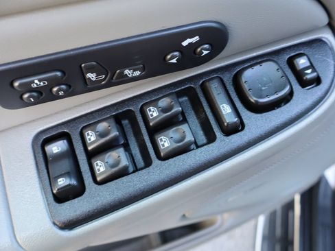 Used 2005 GMC Yukon SLT w/ SLT Preferred Equipment Group AWD/4WD image 29